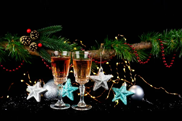 Urlaubskonzept Zwei Gläser Champagner Neujahrsspielzeug Baum Lichter Neujahrsfeier — Stockfoto