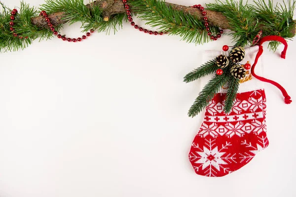 Santova Červená Punčocha Leží Vedle Dřevěné Ozdoby Vánočními Kužely Bílém — Stock fotografie