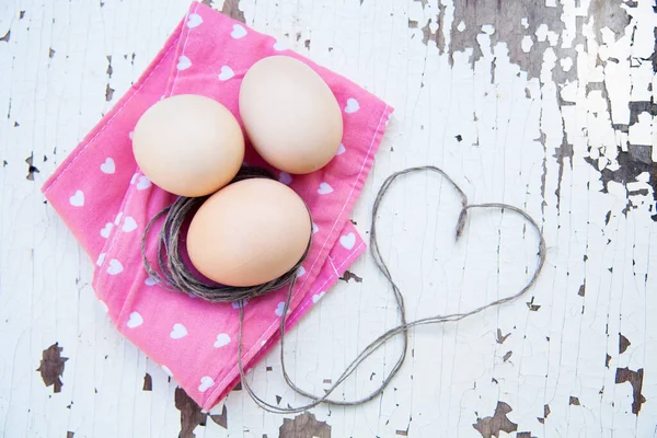 Drei Eier Auf Rosa Serviette Von Oben — Stockfoto