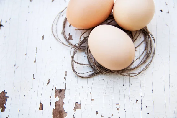 Ovos Estão Uma Mesa Branca Velha — Fotografia de Stock