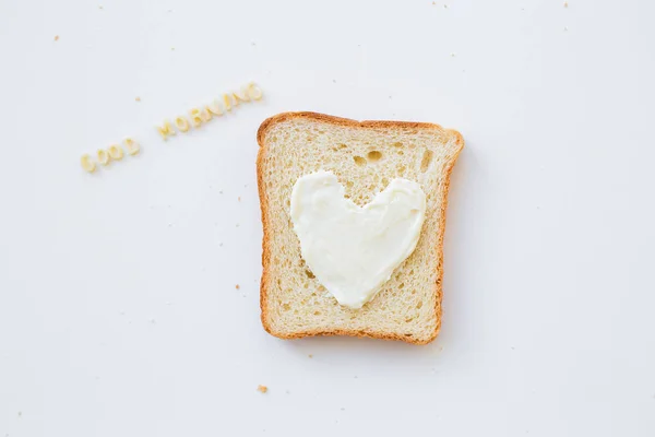 チーズと心の形で朝食のためのサンドイッチ おはようございます碑文 — ストック写真