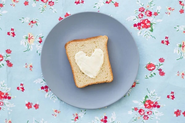 Бутерброд Завтрак Виде Сердца Голубым Сыром Тарелке Яркой Салфеткой — стоковое фото