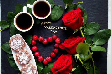 Mutlu Sevgililer Günü yazıtları, kiraz, kek, kahve ve kırmızı güller