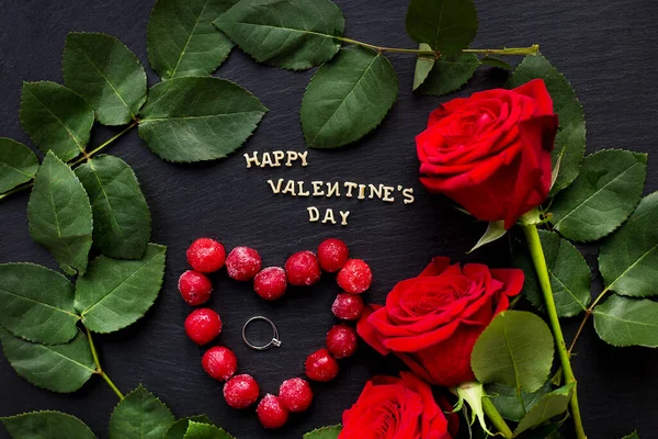 Feliz San Valentín Inscripción Cerezas Corazón Con Rosas Rojas Anillos — Foto de Stock