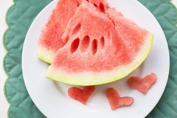 Close Tafel Zijn Twee Stukken Watermeloen — Stockfoto