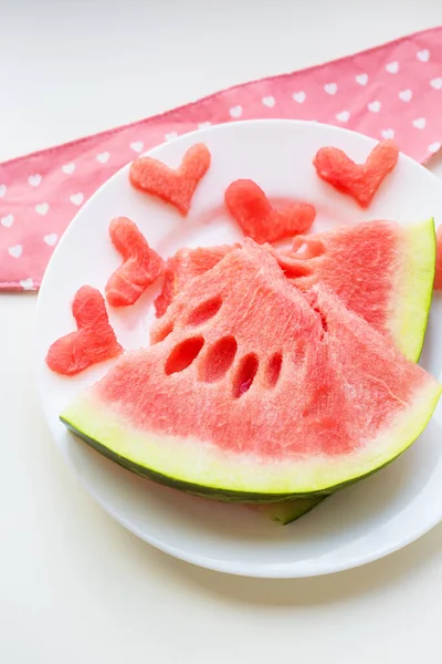 Hartvormige Watermeloen Een Bord Servet Roze — Stockfoto
