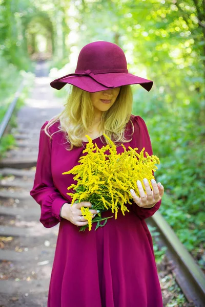 Mädchen Mit Hut Und Einem Strauß Gelber Blumen — Stockfoto