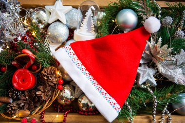 Noel arkaplanı. Kırmızı şapkalı güzel bir kart. Yakın plan..