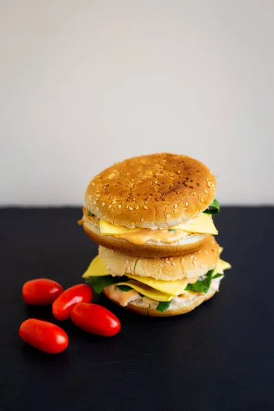 Gustoso Hamburger Con Pomodori Cotoletta Crescione Cipolle Ardesia Nera Sul — Foto Stock