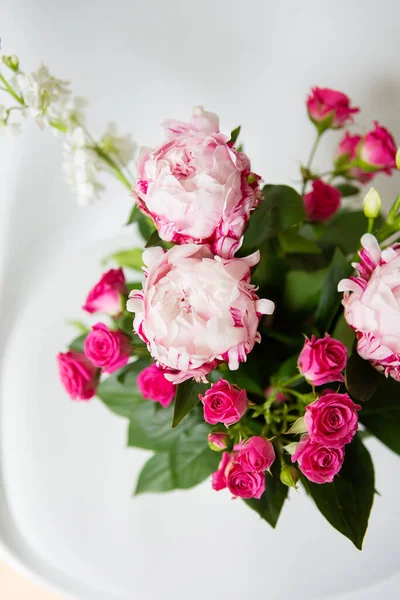 Hermoso Ramo Tiernas Peonías Rosadas Pequeñas Rosas Encuentra Una Silla — Foto de Stock