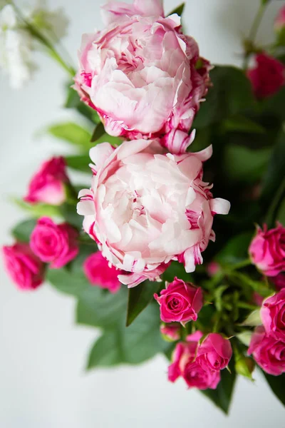 Hermoso Ramo Tiernas Peonías Rosadas Pequeñas Rosas Encuentra Una Silla — Foto de Stock