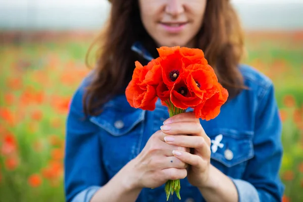 Ein Junges Mädchen Hält Einen Strauß Schöner Roter Mohnblumen Der — Stockfoto