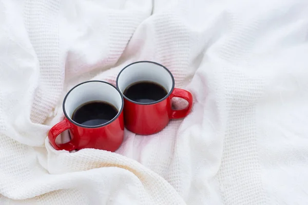 Két Csésze Kávé Egy Piros Szívben Fehér Kockás Lábon Együtt — Stock Fotó