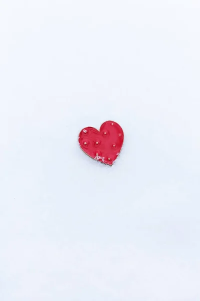 Κόκκινη Καρδιά Βρίσκεται Στο Χιόνι Θέση Για Μια Επιγραφή Ελεύθερος — Φωτογραφία Αρχείου