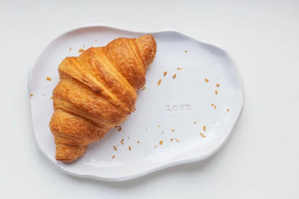 White Handmade Clay Plate Fresh Croissant White Table — Stock Photo, Image