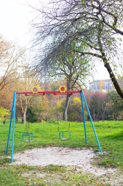 Yeşilliklerle çevrili parlak bir oyun alanı. Tüm aile için güzel ve samimi bir park.