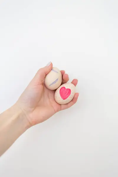 Девушка Держит Пасхальные Яйца Окрашенные Акварелью Руках Изолированные Белом Фоне — стоковое фото