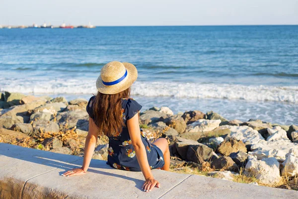 Beautiful Girl Hat Sits Sea Stones — Stock Photo, Image