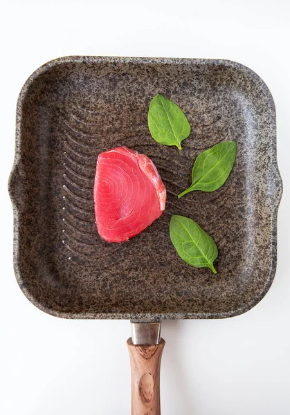 Fresh Pink Tuna Lies Grill Pan Close Delicious Healthy Meal — Stock Photo, Image