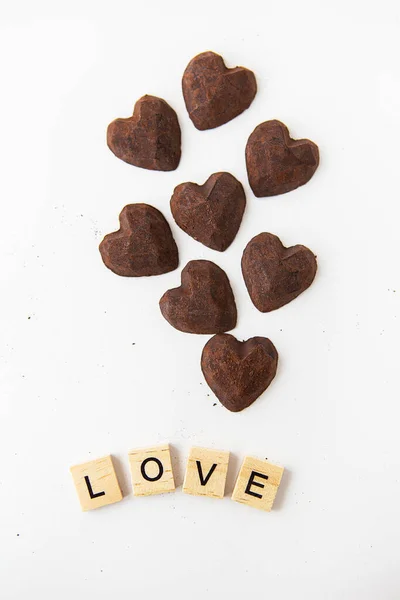Καραμέλες Σοκολάτας Truffle Μορφή Καρδιάς Λευκό Φόντο Επιγραφή Αγάπη Από — Φωτογραφία Αρχείου