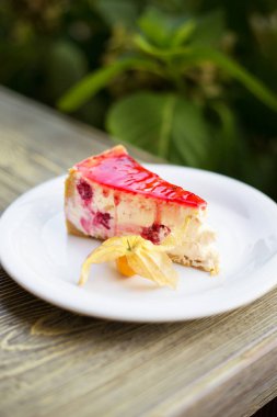 Çilek reçelli lezzetli ve güzel peynirli kek..