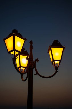 Geceleri çok güzel antik bir lamba, yakın plan. Bulgaristan ve Nessebar.