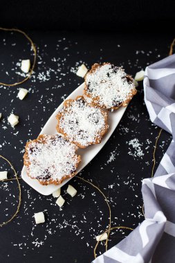 Hindistan cevizli çörekler ve gri kumaşlar.