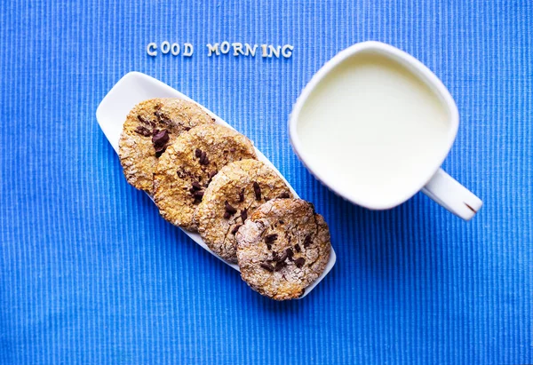 Haferflockenkekse Einem Weißen Teller Mit Einer Tasse Milch Die Guten — Stockfoto