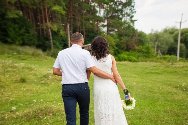 Gelin ve damat ormana gidiyor.