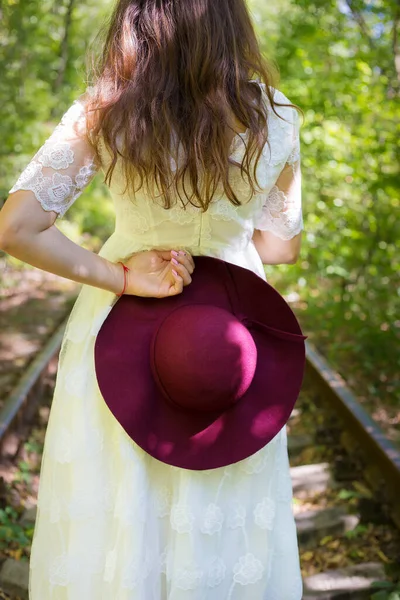 Ένα Κορίτσι Ένα Λευκό Φόρεμα Κεράσι Καπέλο Στο Δάσος — Φωτογραφία Αρχείου