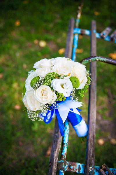 Όμορφη Νυφική Ανθοδέσμη Από Λευκά Και Μπλε Λουλούδια — Φωτογραφία Αρχείου