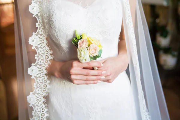 Bride Holding Wedding Boutonniere Hands Bride Morning — Stock Photo, Image