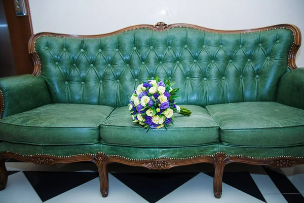 Close Beautifully Arranged Wedding Bouquet Leather Sofa — Stock Photo, Image