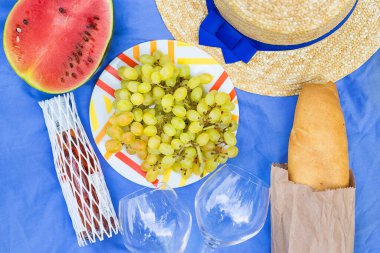 Parlak yaz pikniği - şapka, gözlük, üzüm karpuzu