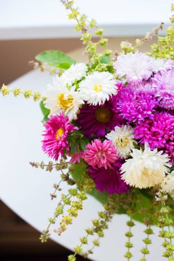 Beyaz ve pembe kasımpatı buketi, yakın plan.