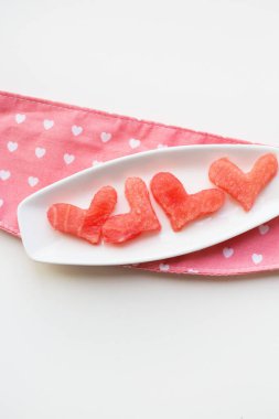 Tabakta kalp şeklinde karpuz ve peçete.