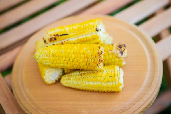 Delicious Sweet Young Grilled Popcorn Lies Wooden Board Outdoor Recreation — Stock Photo, Image