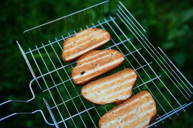 Tel askıda kızarmış ekmek. Açık hava eğlencesi. Şenlik ateşi, ızgara, lezzetli. Yukarıdan görüntüle