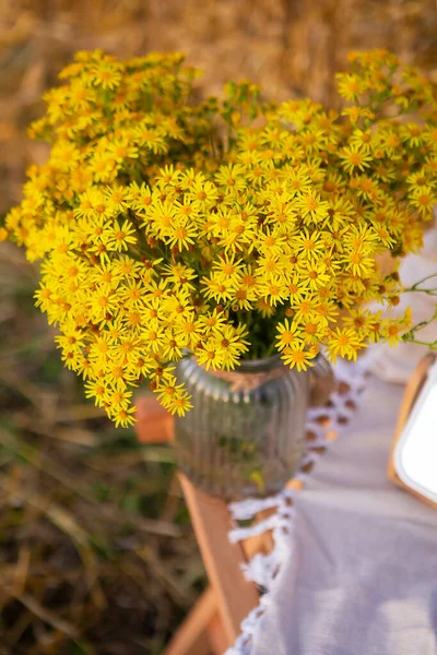 藁玉の近くのフィールドでピクニック 沈みゆく太陽 素朴なスタイル 木製の椅子 鏡の花束を果たした ロマンチックなデート — ストック写真