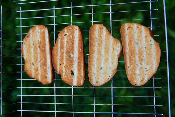 ワイヤーラックで焼きクリスピートースト 屋外レクリエーション たき火 グリル おいしい 上からの眺め — ストック写真