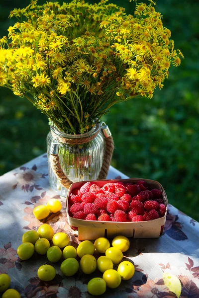 Fresh Sweet Juicy Raspberries Wooden Basket Wooden Table Lie Yellow — Stock Photo, Image