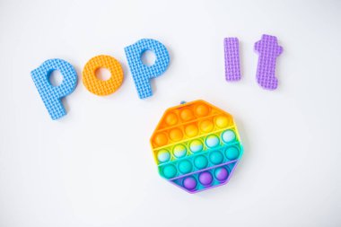 En moda duyusal oyuncak. Popüler moda silikon renkli stres önleyici altıgen oyuncak. Çocuklar için modaya uygun bir oyuncak. Yazılı olarak aç.