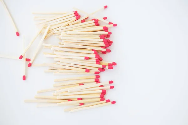 Matchs Longs Avec Une Tête Rouge Sur Fond Blanc — Photo