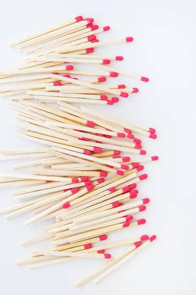 Matchs Longs Avec Une Tête Rouge Sur Fond Blanc Cuisine — Photo