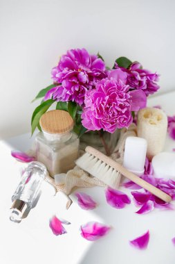 Yeşil yaşam tarzı konsepti, sıfır atık. Doğal kozmetik. Doğal deodorant, lif, şakayık arka planında tekrar kullanılabilir torbalar. Plastik kirliliğini durdur