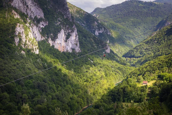 Extrém Adrenalin Lökés Montenegróban Drótkötél Egy Meredek Magas Ereszkedés Folyó — Stock Fotó