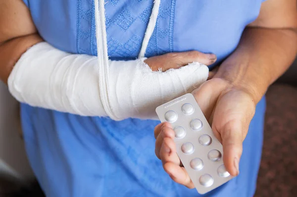 Eine Rentnerin Mit Aufgewickeltem Arm Und Verband Hält Betäubungstabletten Der — Stockfoto