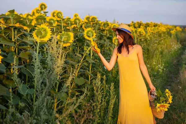 Ein Mädchen Gelbem Kleid Und Strohhut Hebt Inmitten Eines Großen — Stockfoto