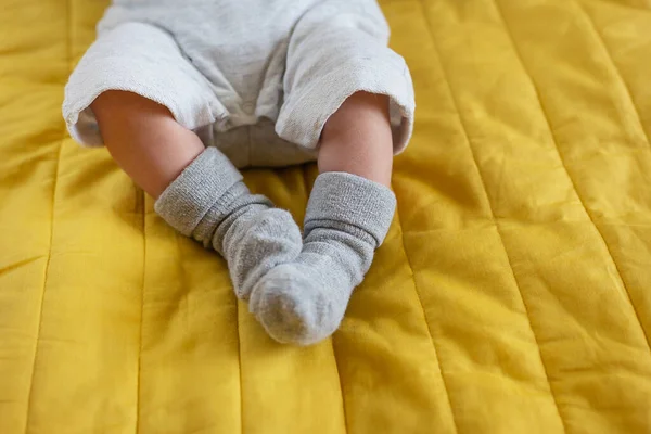 Маленькі Ноги Новонародженої Дитини Шкарпетках Перший Місяць Життя Дитини — стокове фото