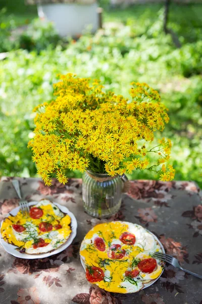 Leckeres Und Gesundes Frühstück Freien Omelette Mit Tomaten Und Kräutern — Stockfoto